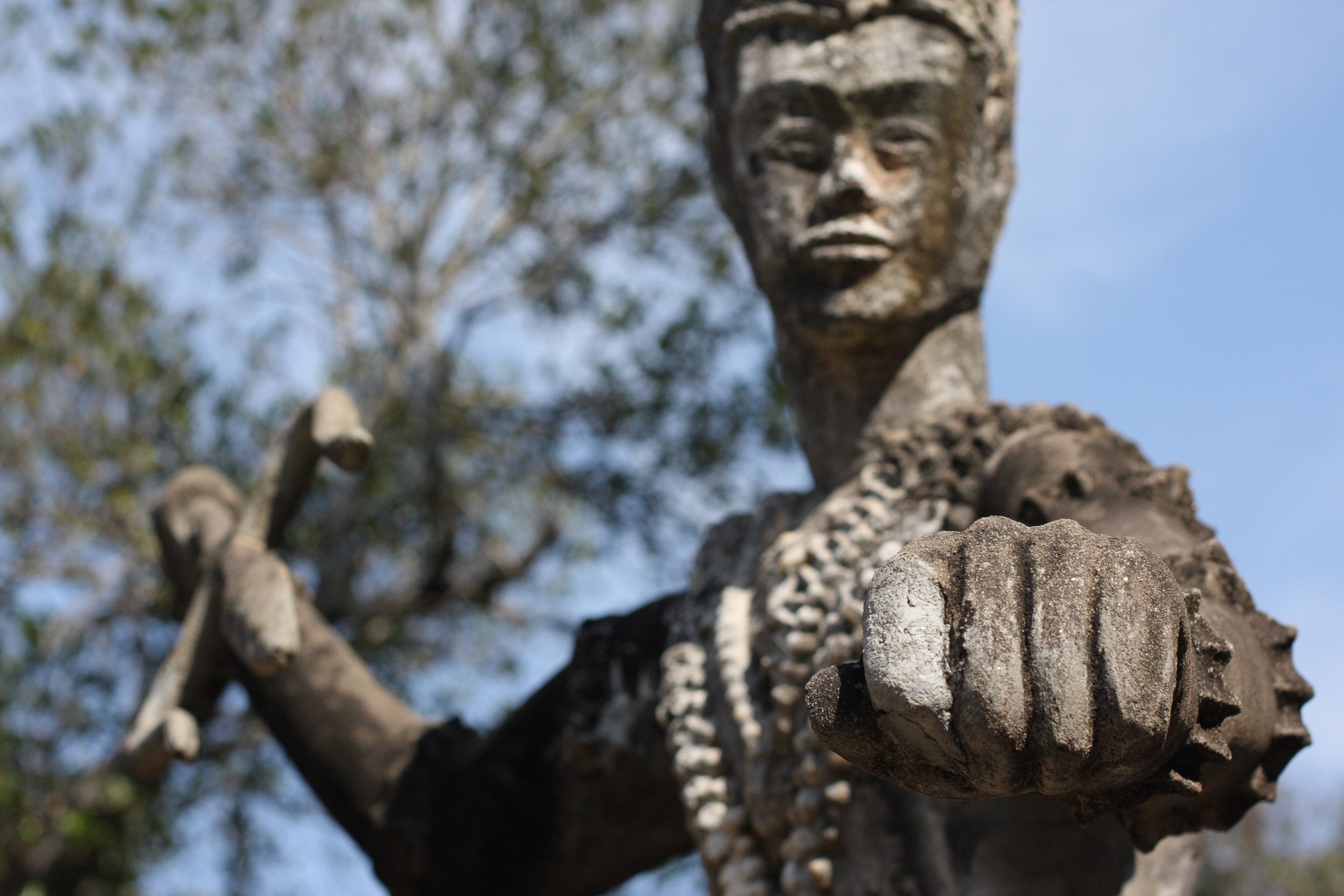 Une statue de guerrier en béton au parc des Bouddhas
