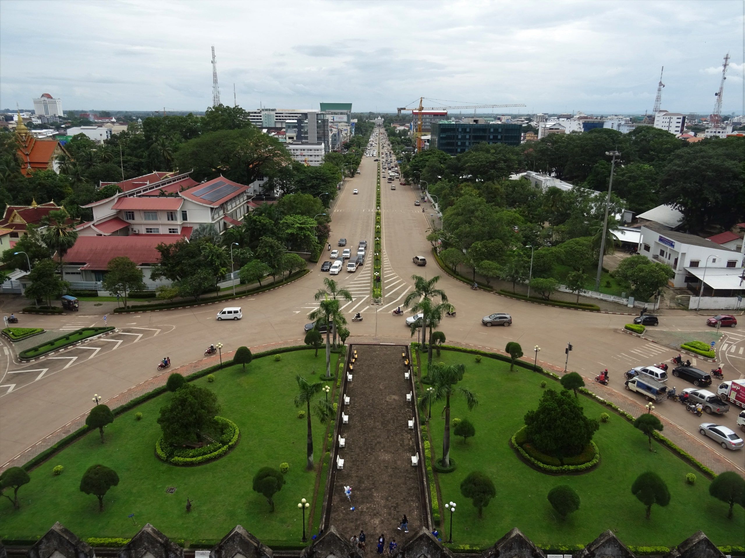 Vientiane vue du sommet du Patuxai : le jardin et l'avenue qui file vers le sud